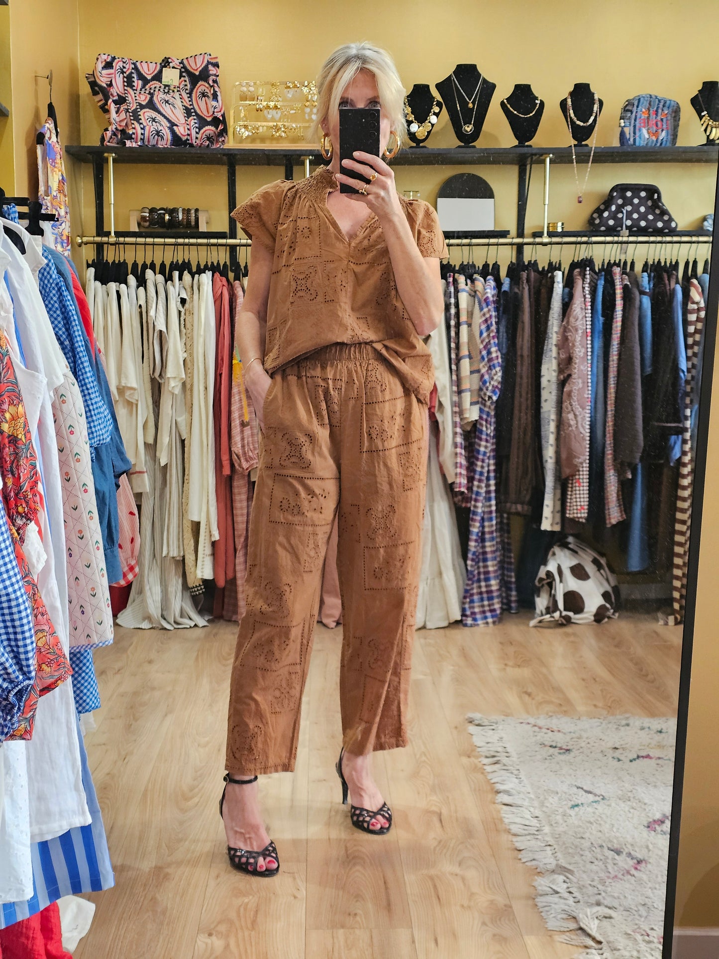 Pantalon camel en broderie anglaise Johanna Paris