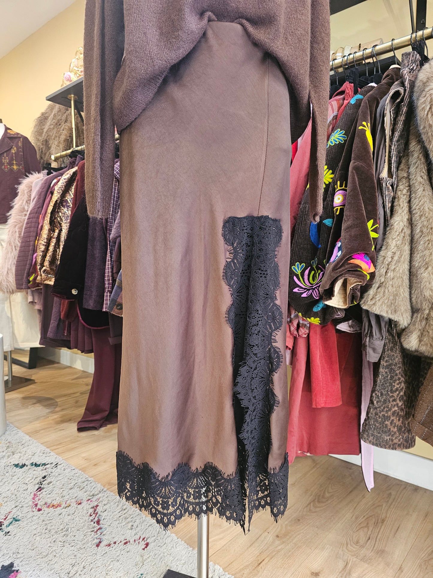 Jupe chocolat dentelle noire – Johanna Paris