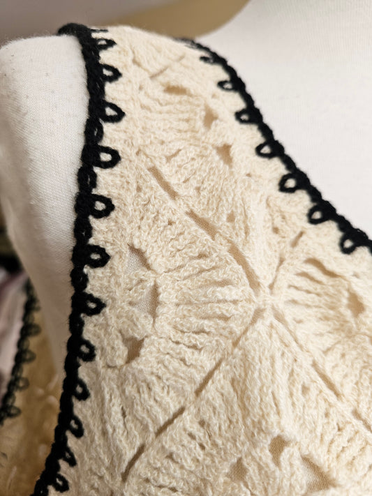 Top macramé ecru et noir