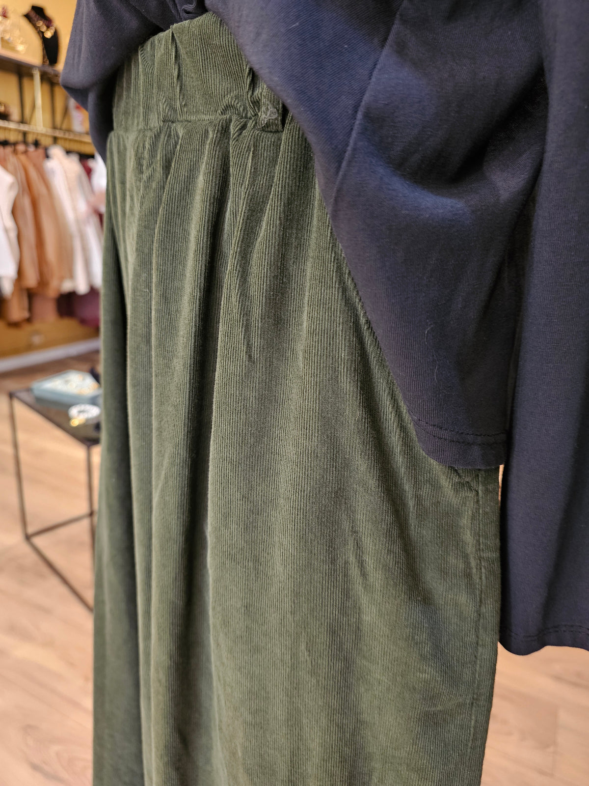 Pantalon magique 2 kaki velours milleraies Johanna Paris
