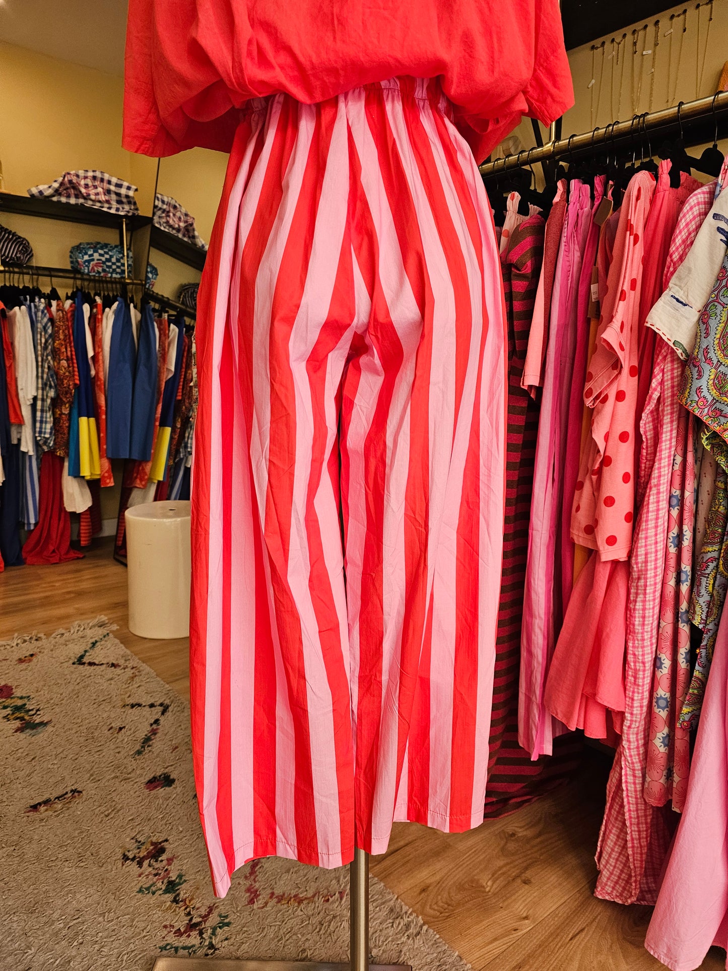 Pantalon rayé rouge et rose