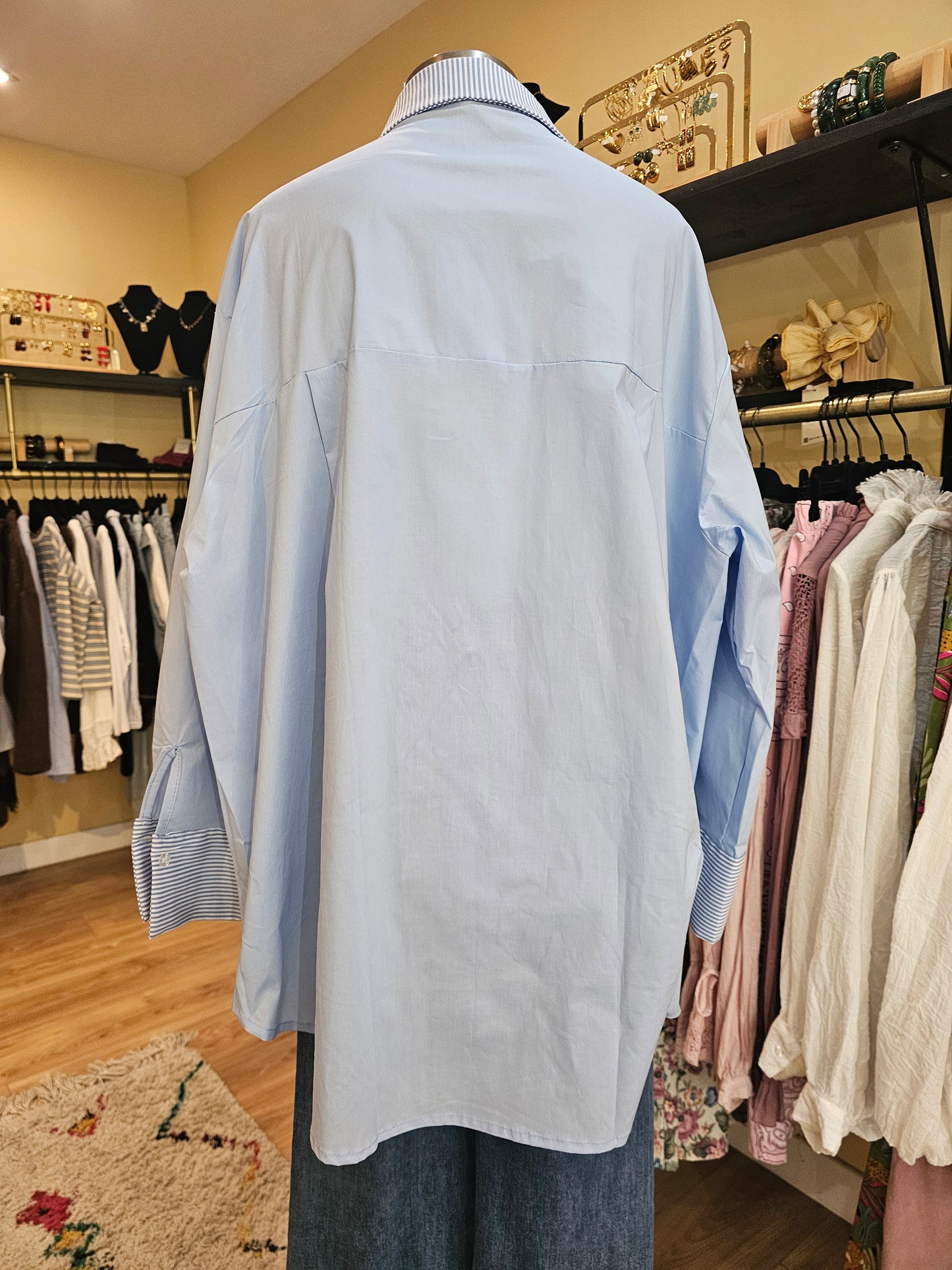 Chemise bleue brodée