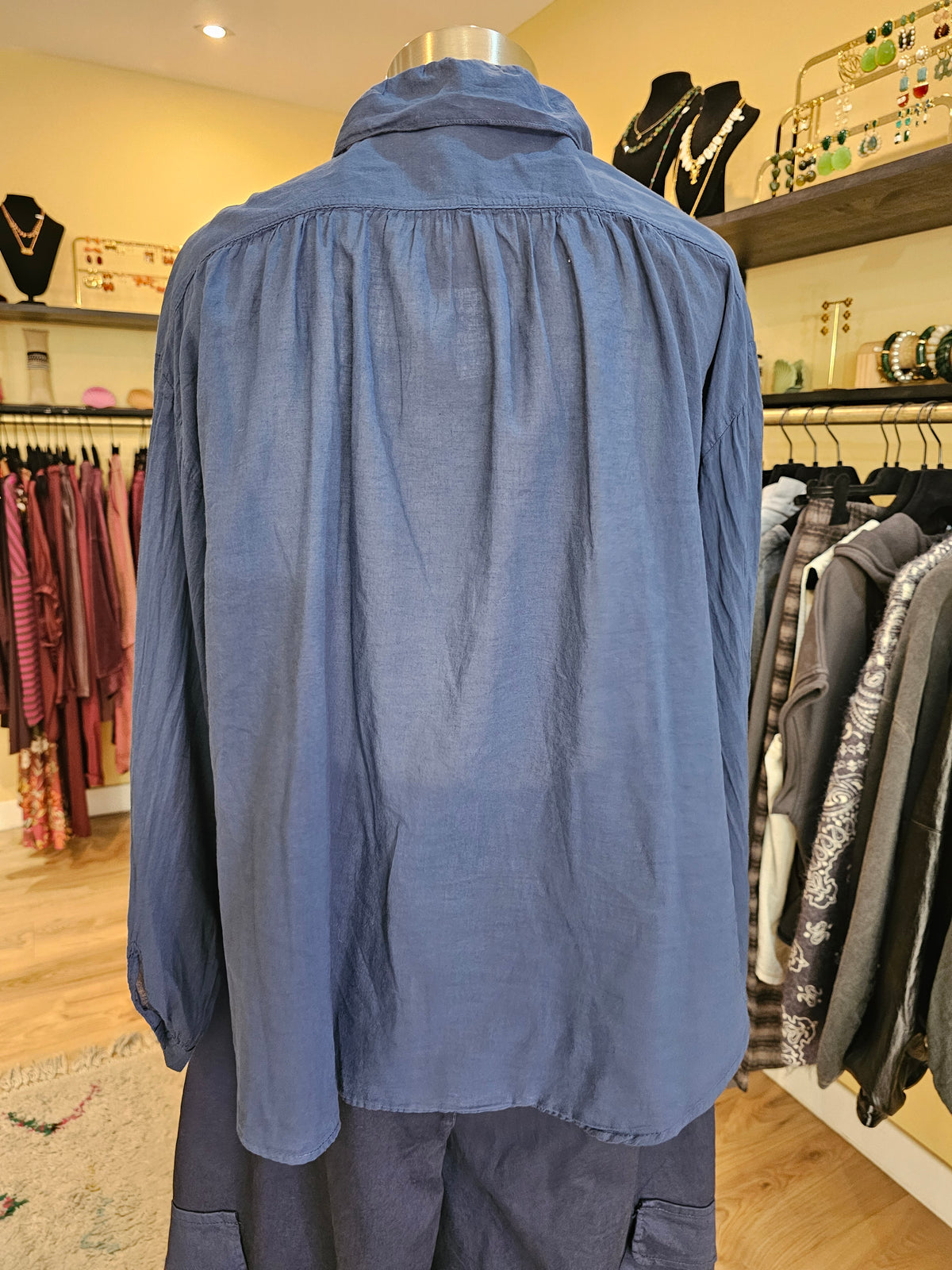 Chemise brodée marine col volanté