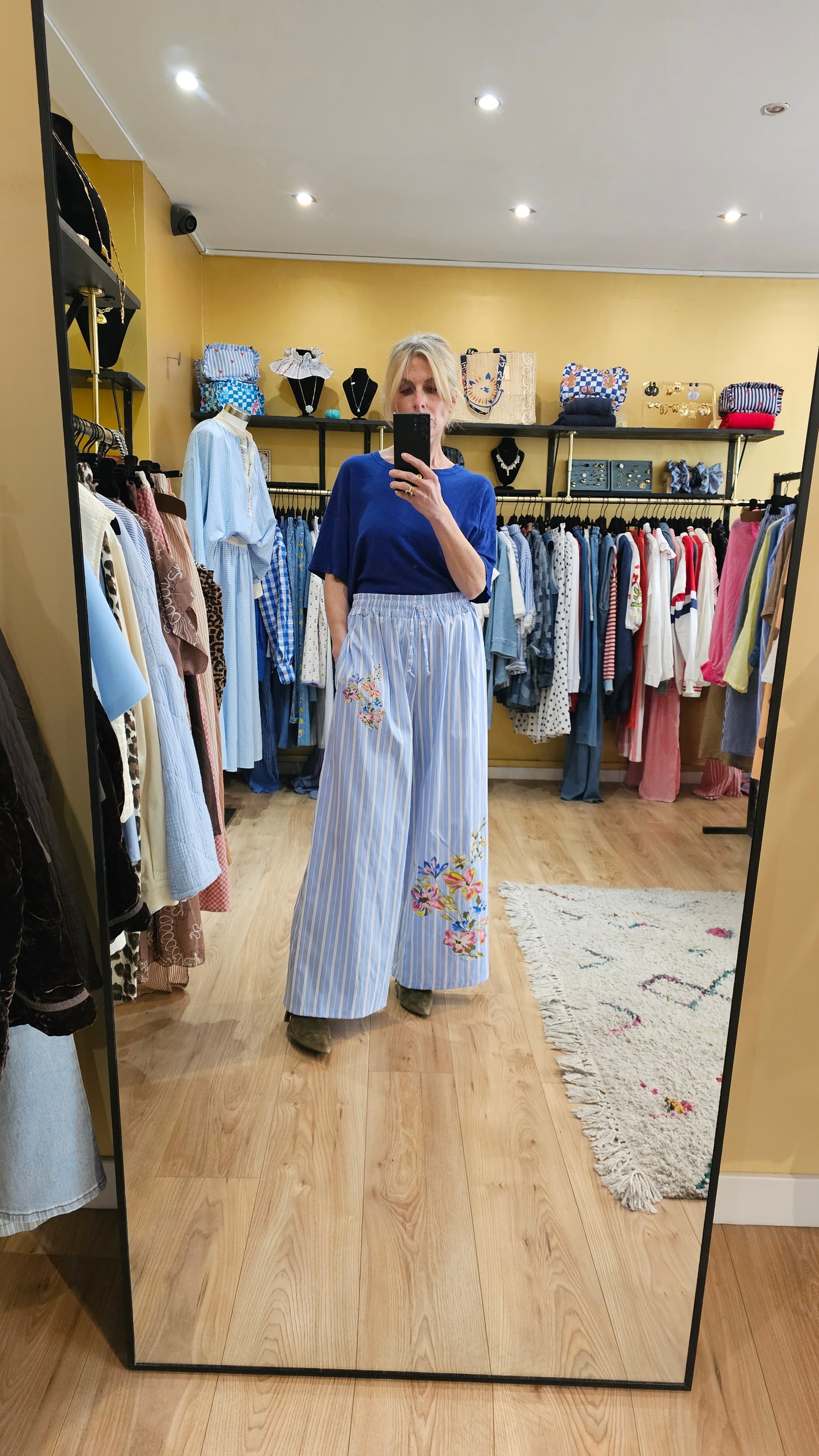 Pantalon rayé motif fleurs