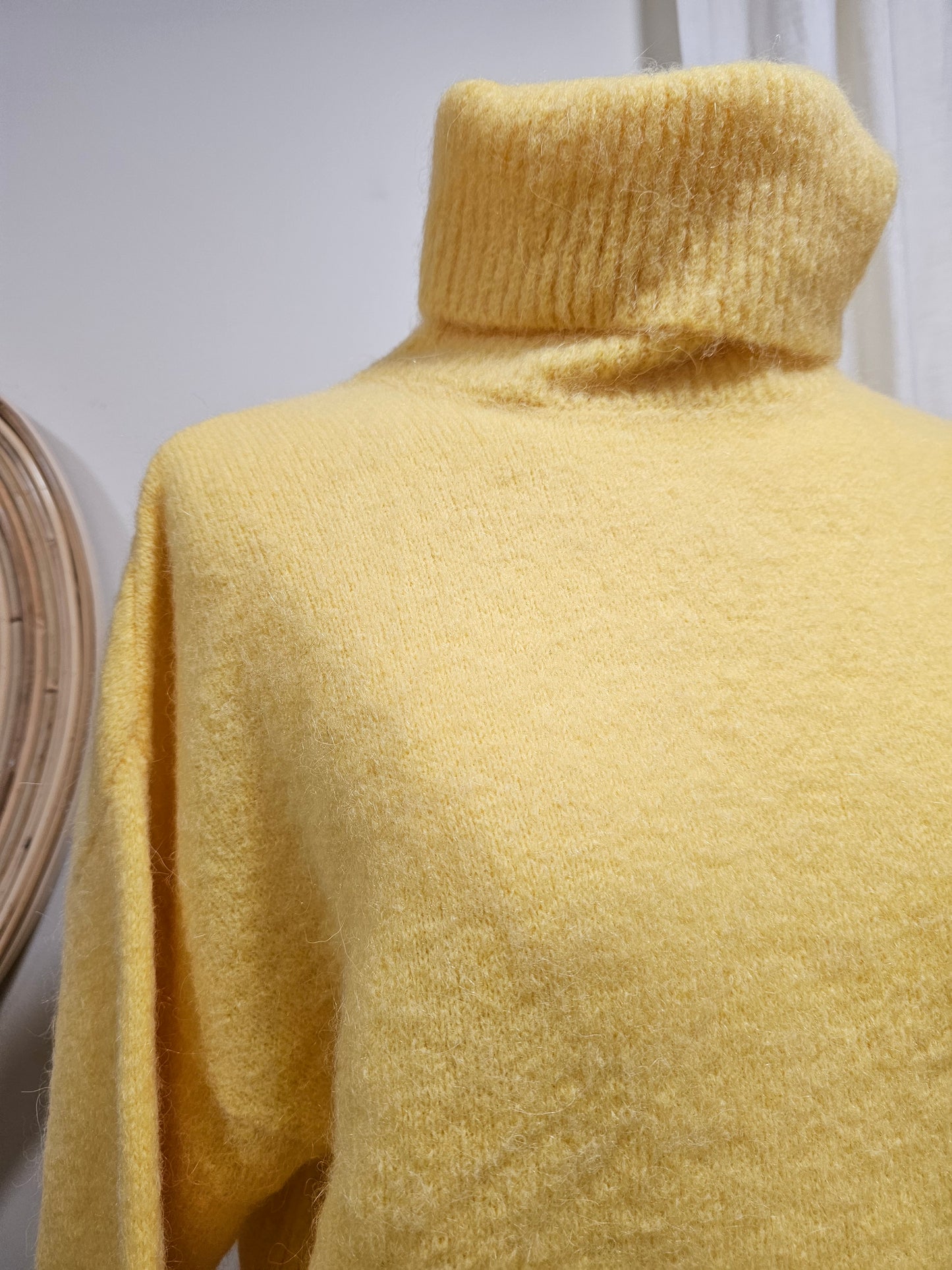 Pull col roulé jaune Johanna Paris