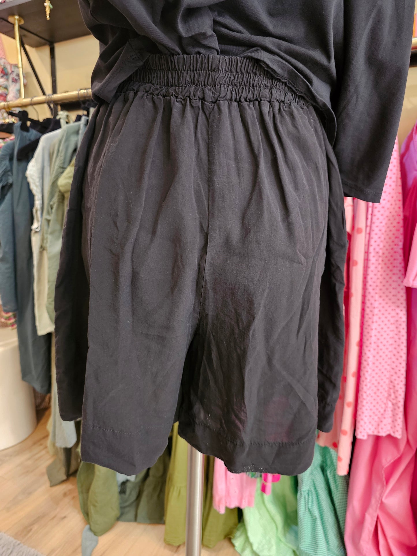 Short noir johanna paris