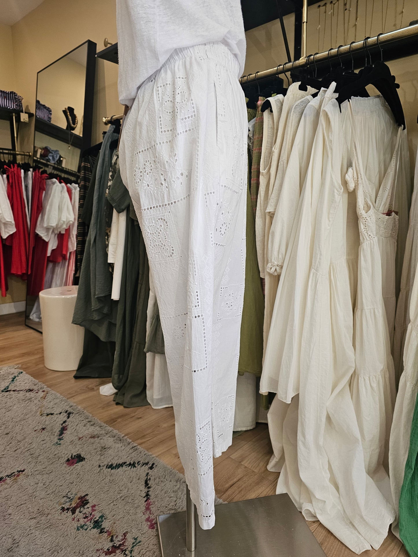 Pantalon magique blanc brodé