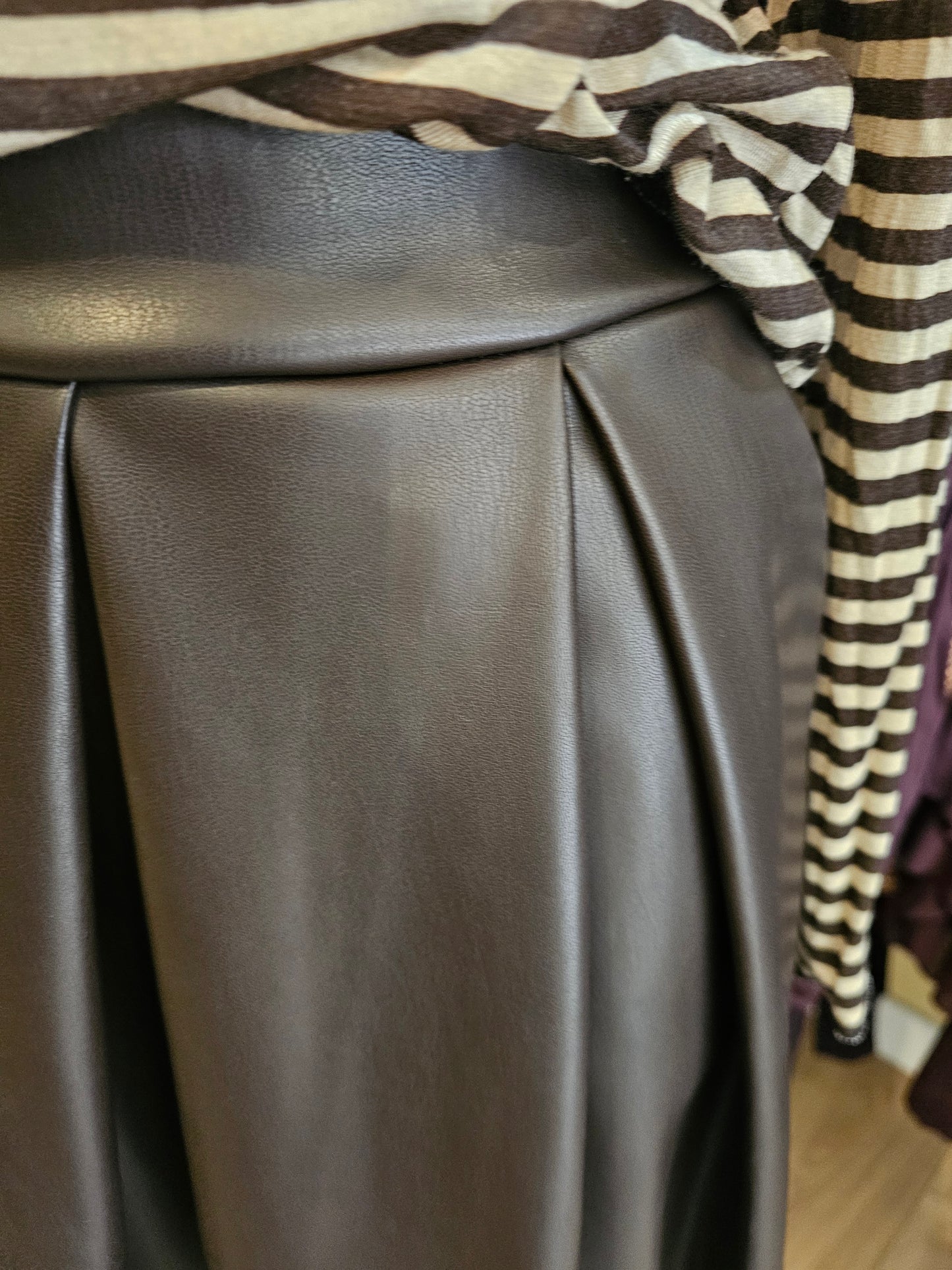 Jupe simili cuir chocolat Johanna Paris