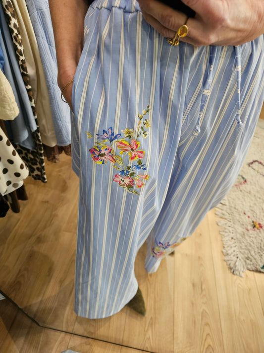 Pantalon rayé motif fleurs