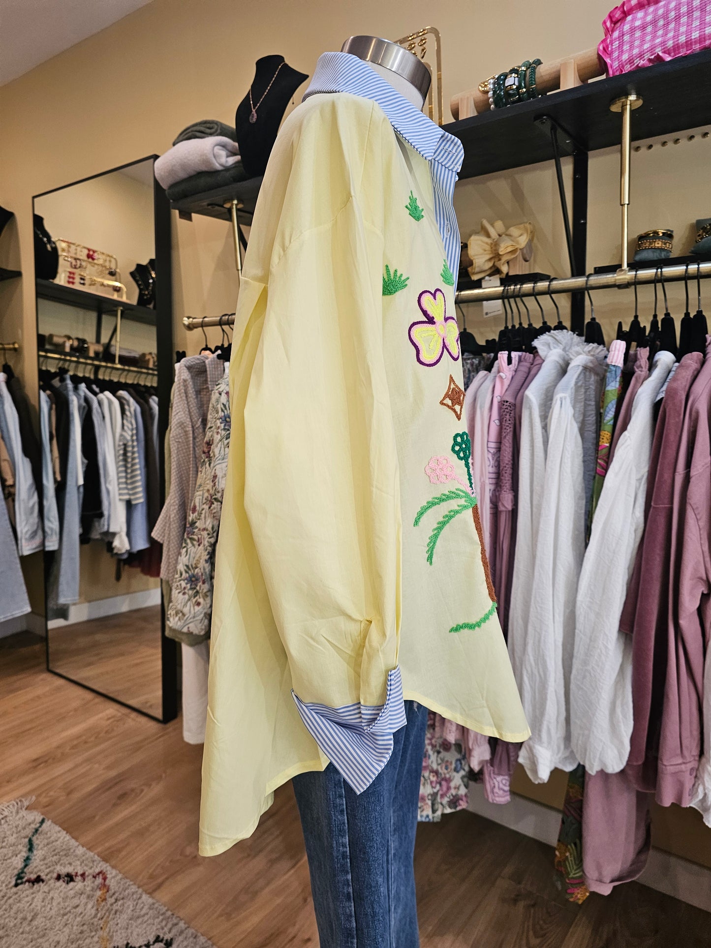 Chemise jaune brodée