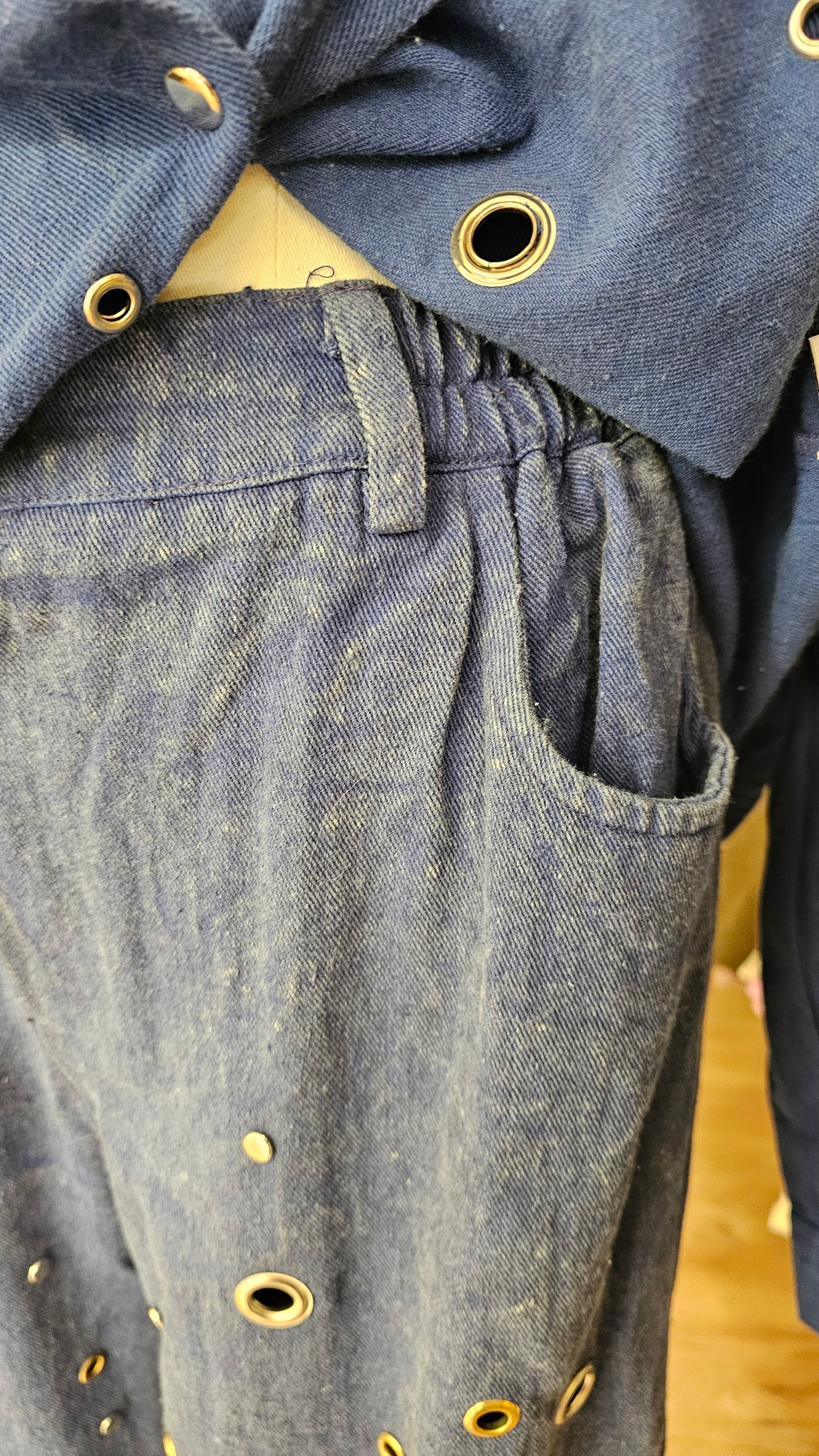 Pantalon bleu à oeillets