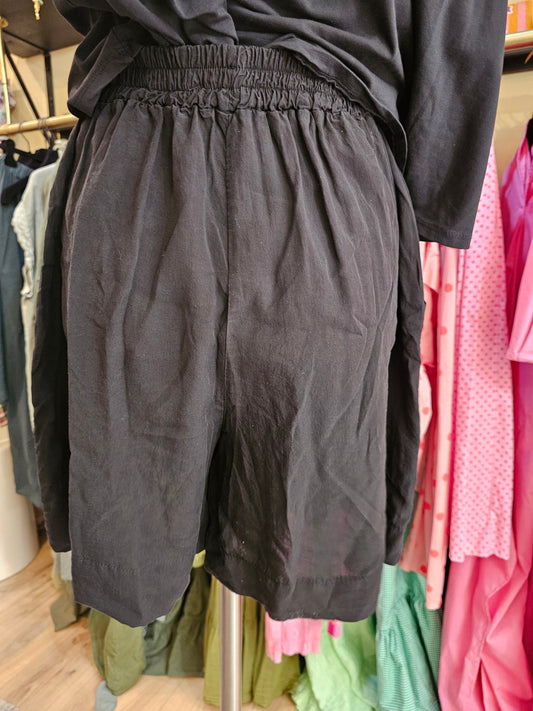 Short noir johanna paris