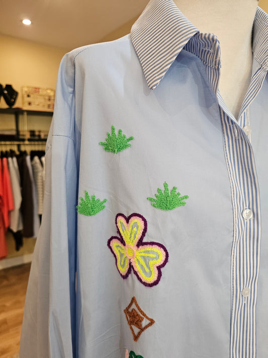 Chemise bleue brodée