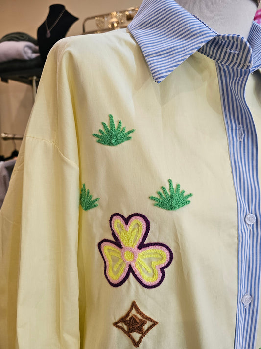Chemise jaune brodée