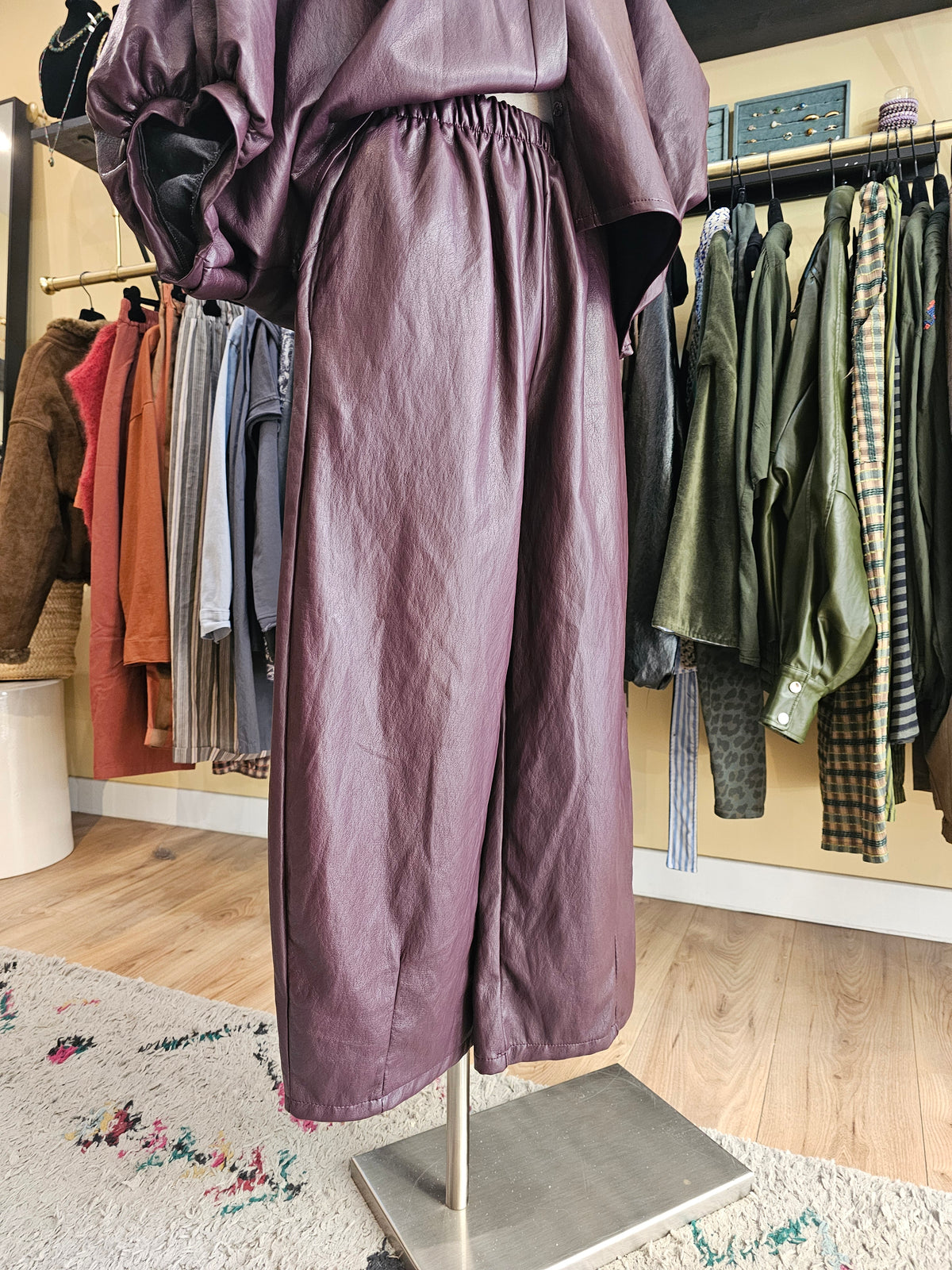 Pantalon barrel en simili prune johanna paris