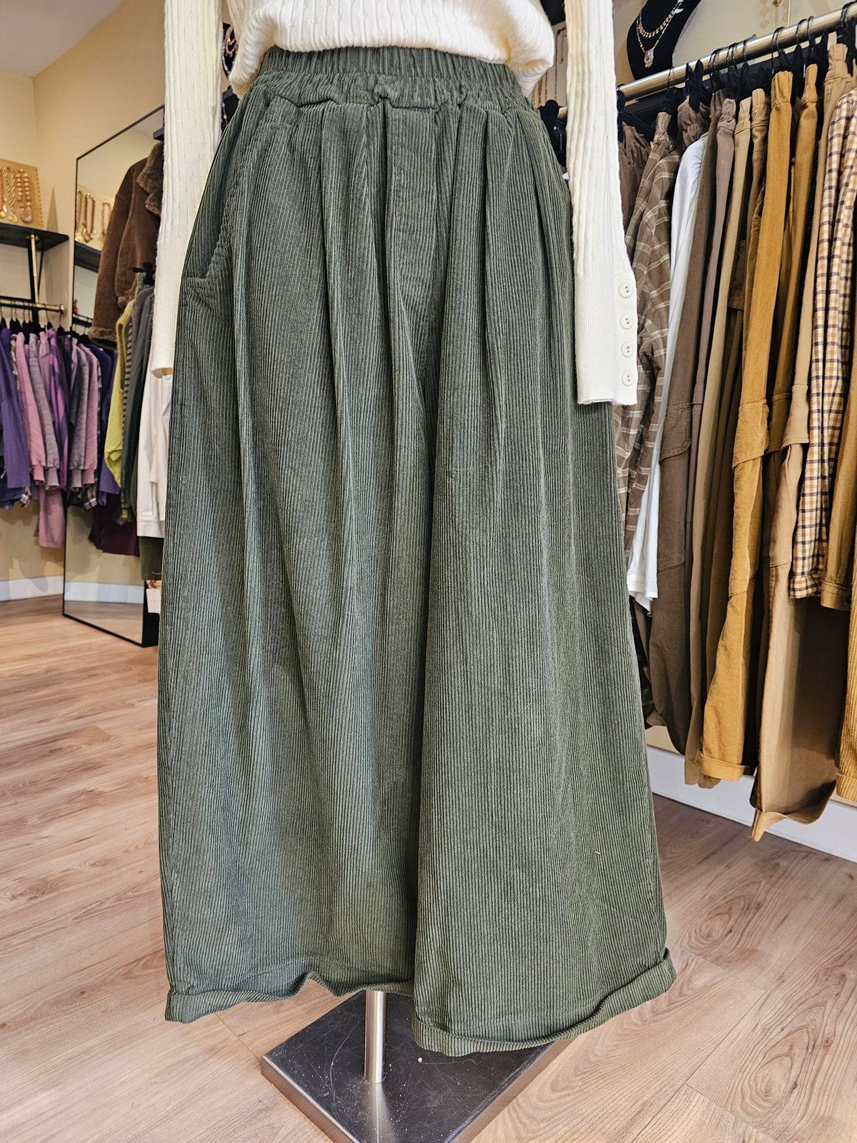Pantalon magique 2 en velours cotelé kaki Johanna Paris