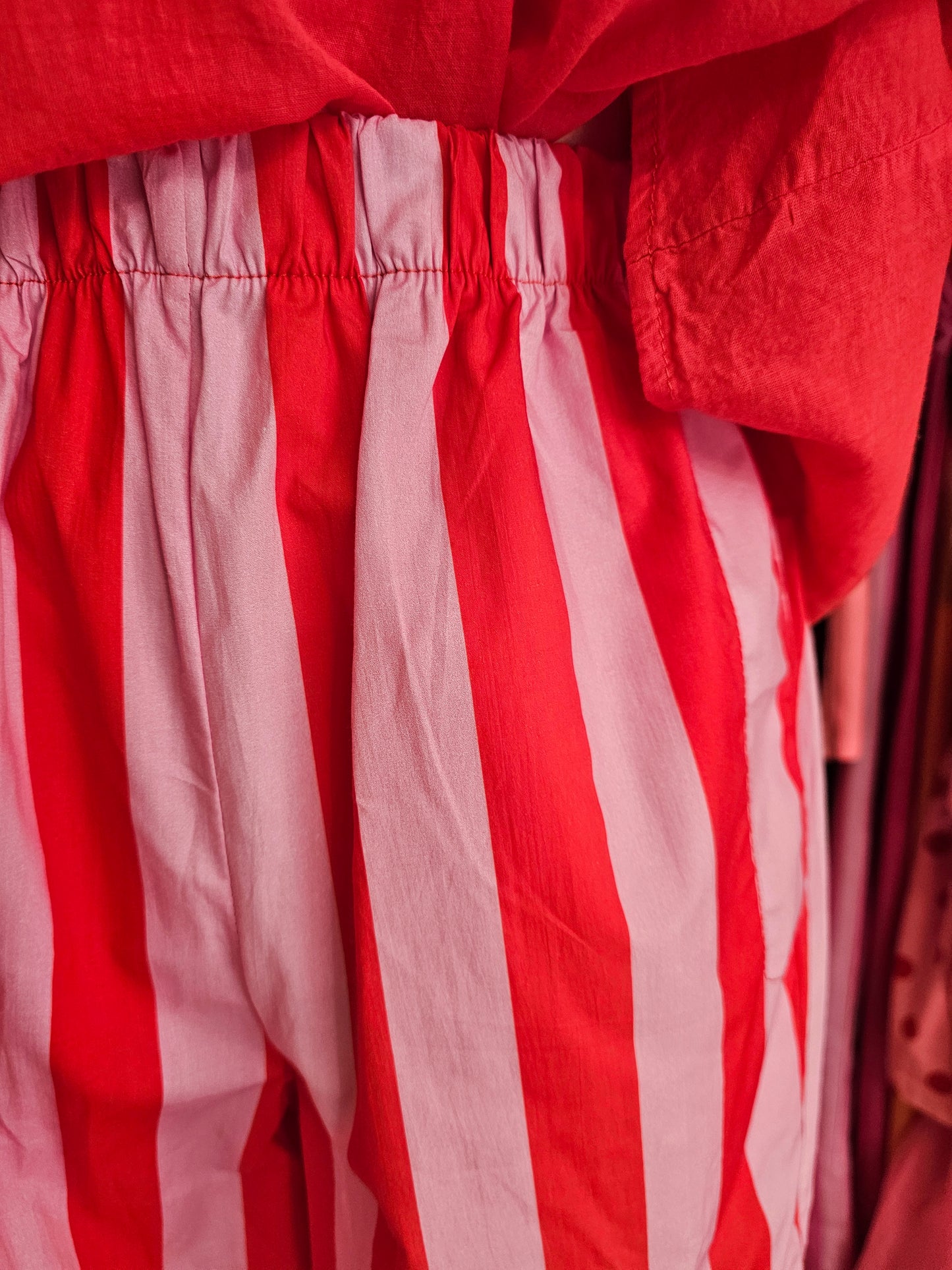 Pantalon rayé rouge et rose