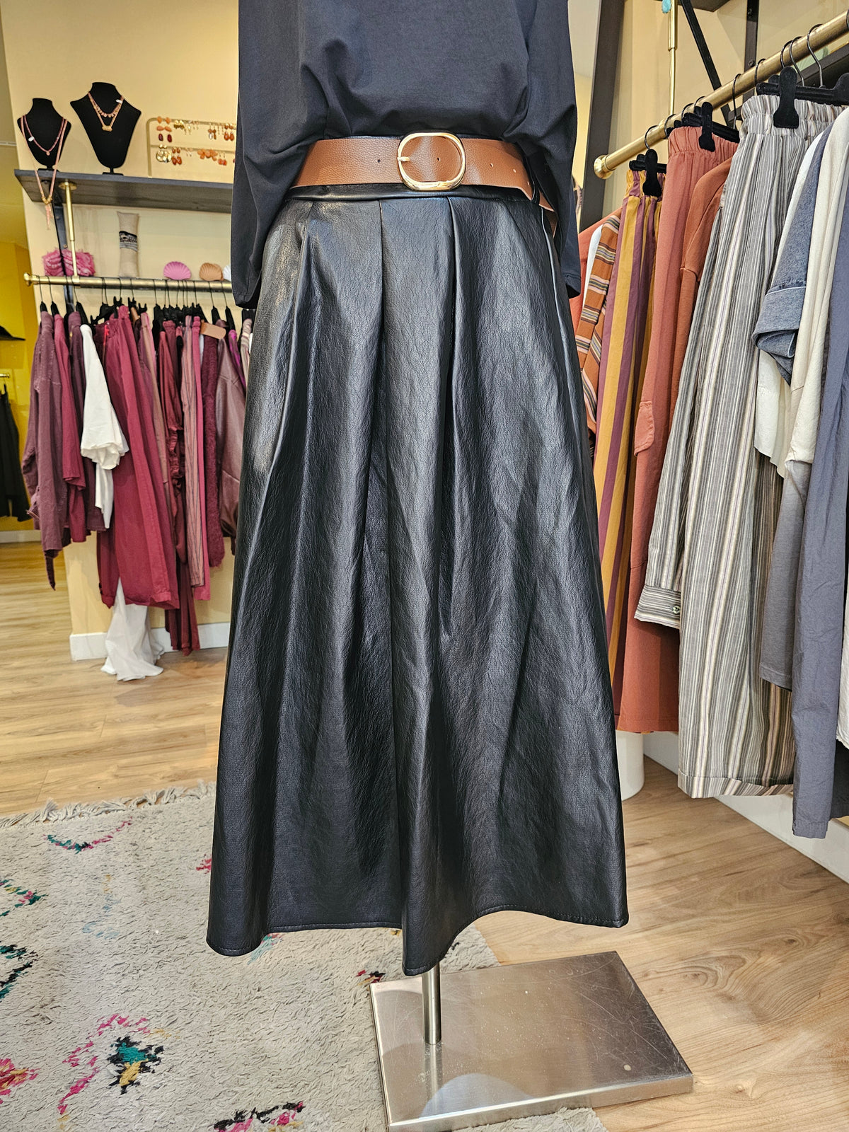 Jupe en simili noir johanna paris