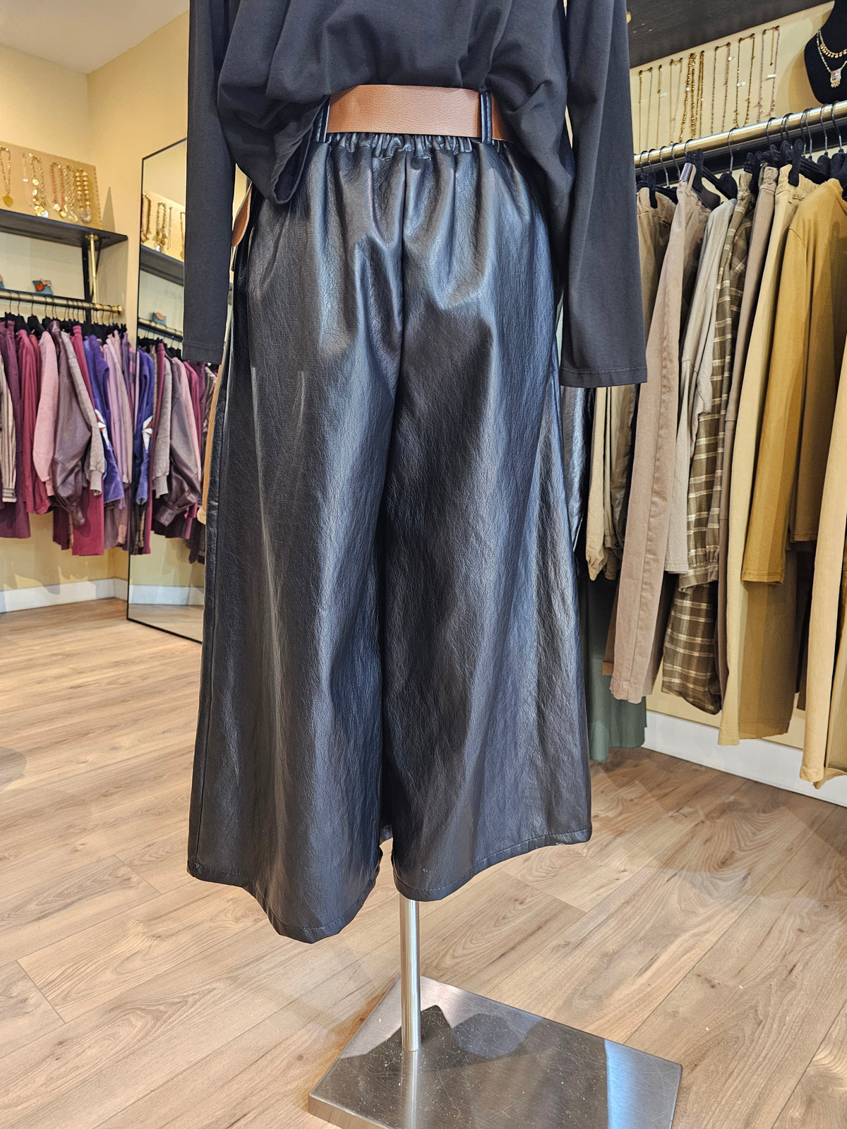 Pantalon jupe culotte simili.noire Johanna Paris