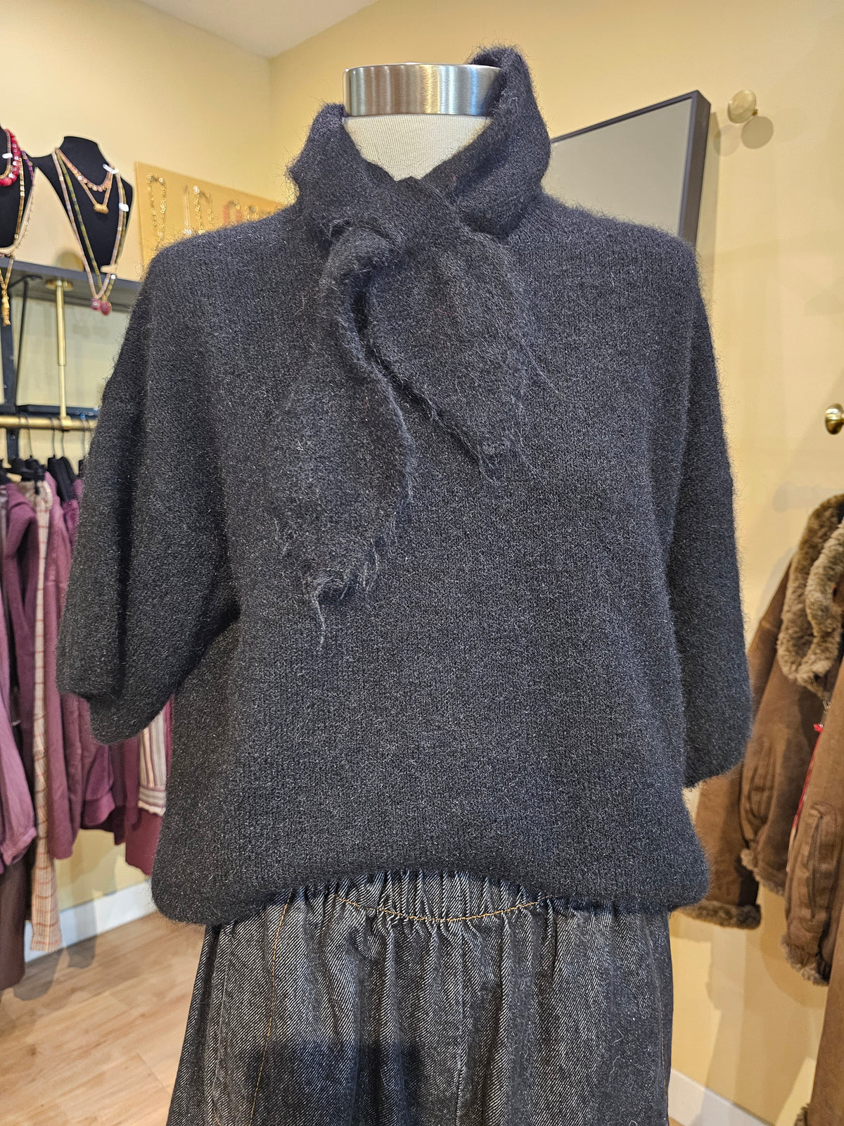 Pull noir echarpe amovible Johanna Paris