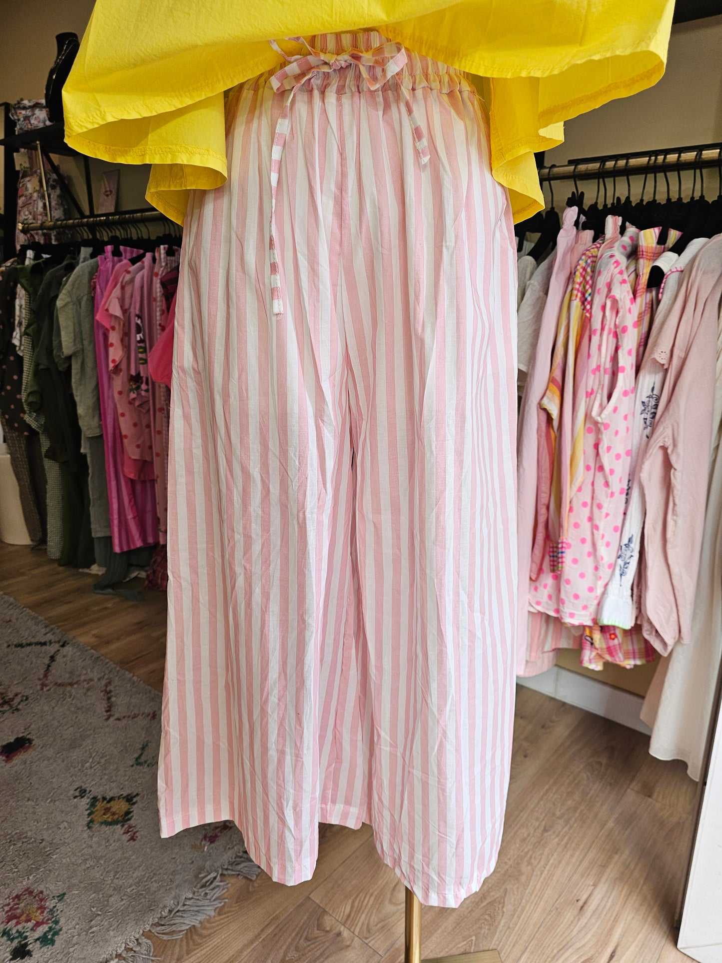 Pantalon rayé rose et blanc