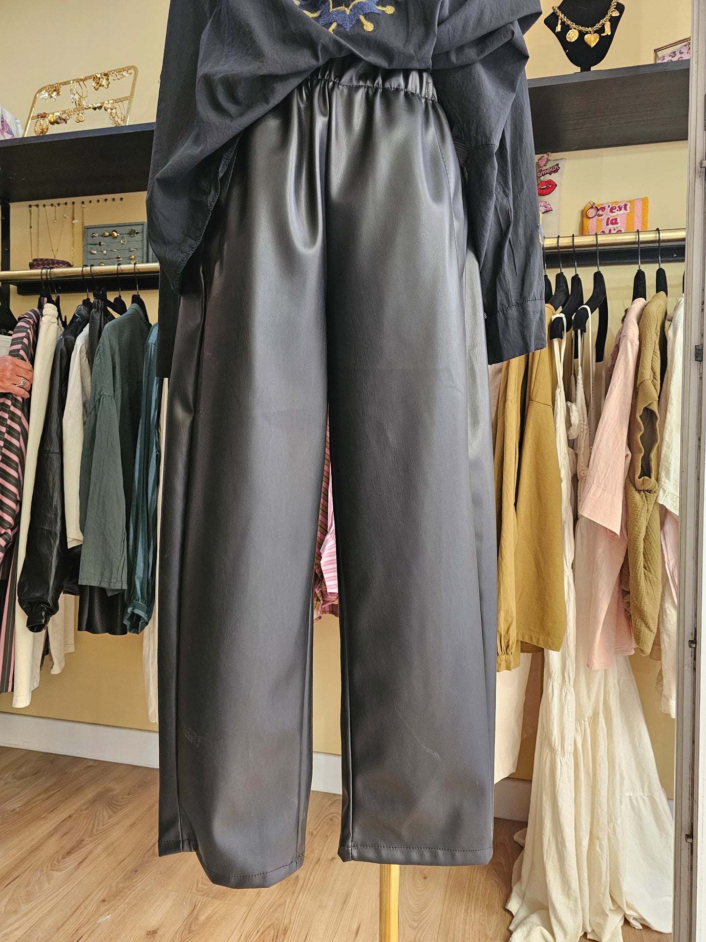 Pantalon magique en simili noir johanna paris