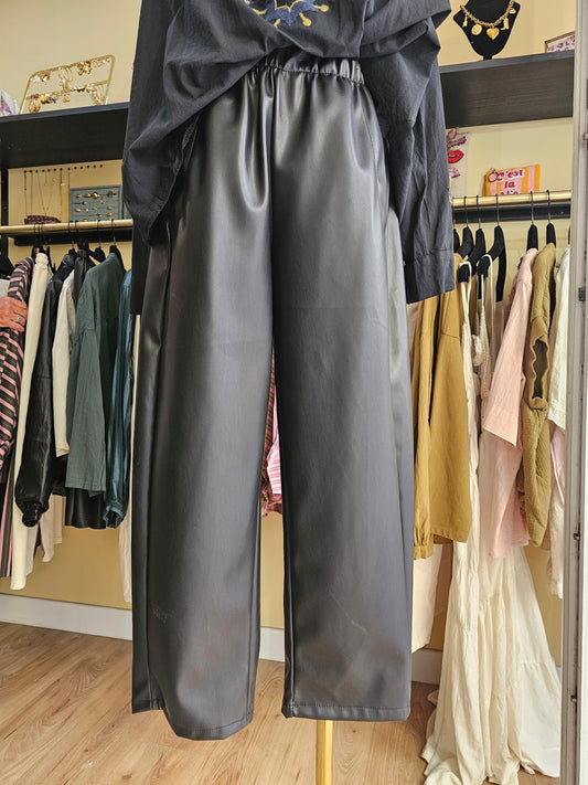 Pantalon magique en simili noir johanna paris