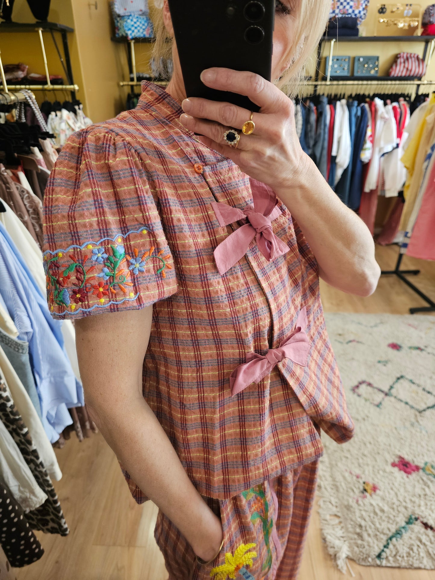 Top brodé à carreaux