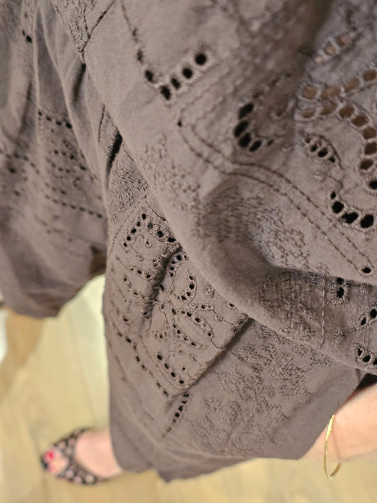 Pantalon chocolat en broderie anglaise