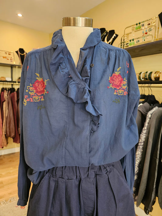 Chemise brodée marine col volanté