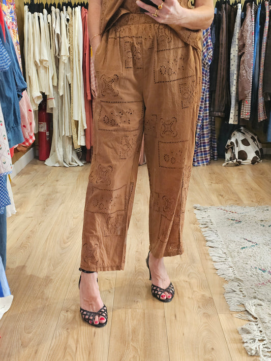 Pantalon camel en broderie anglaise Johanna Paris
