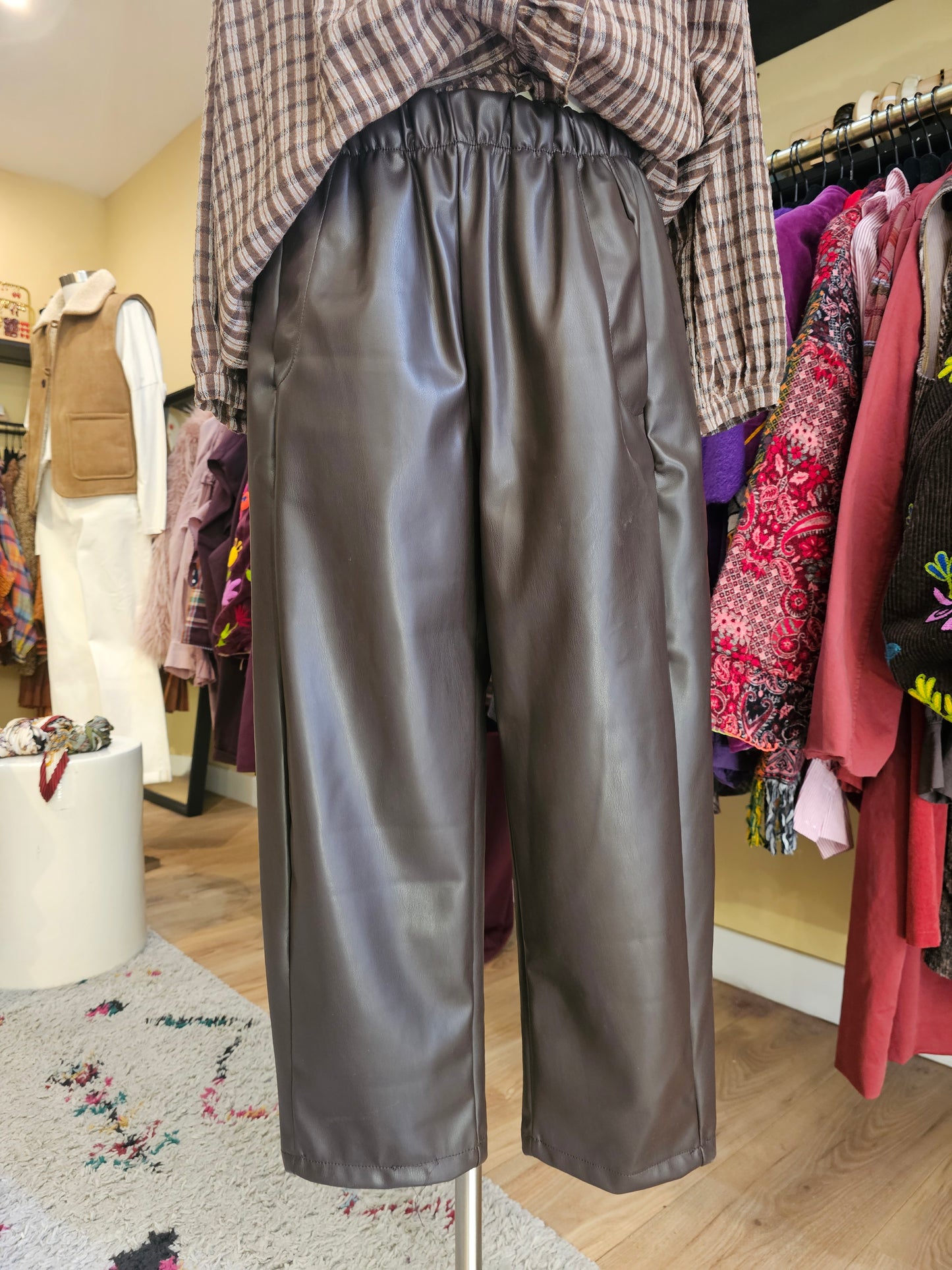 Pantalon simili cuir chocolat – Johanna Paris