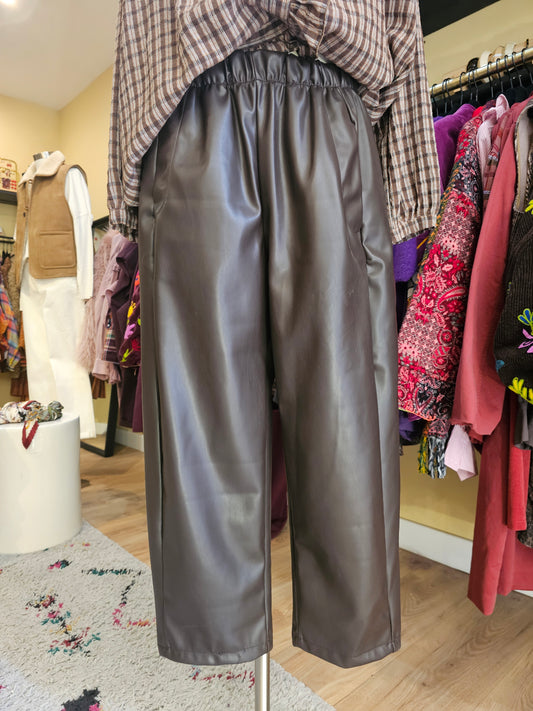 Pantalon simili cuir chocolat – Johanna Paris