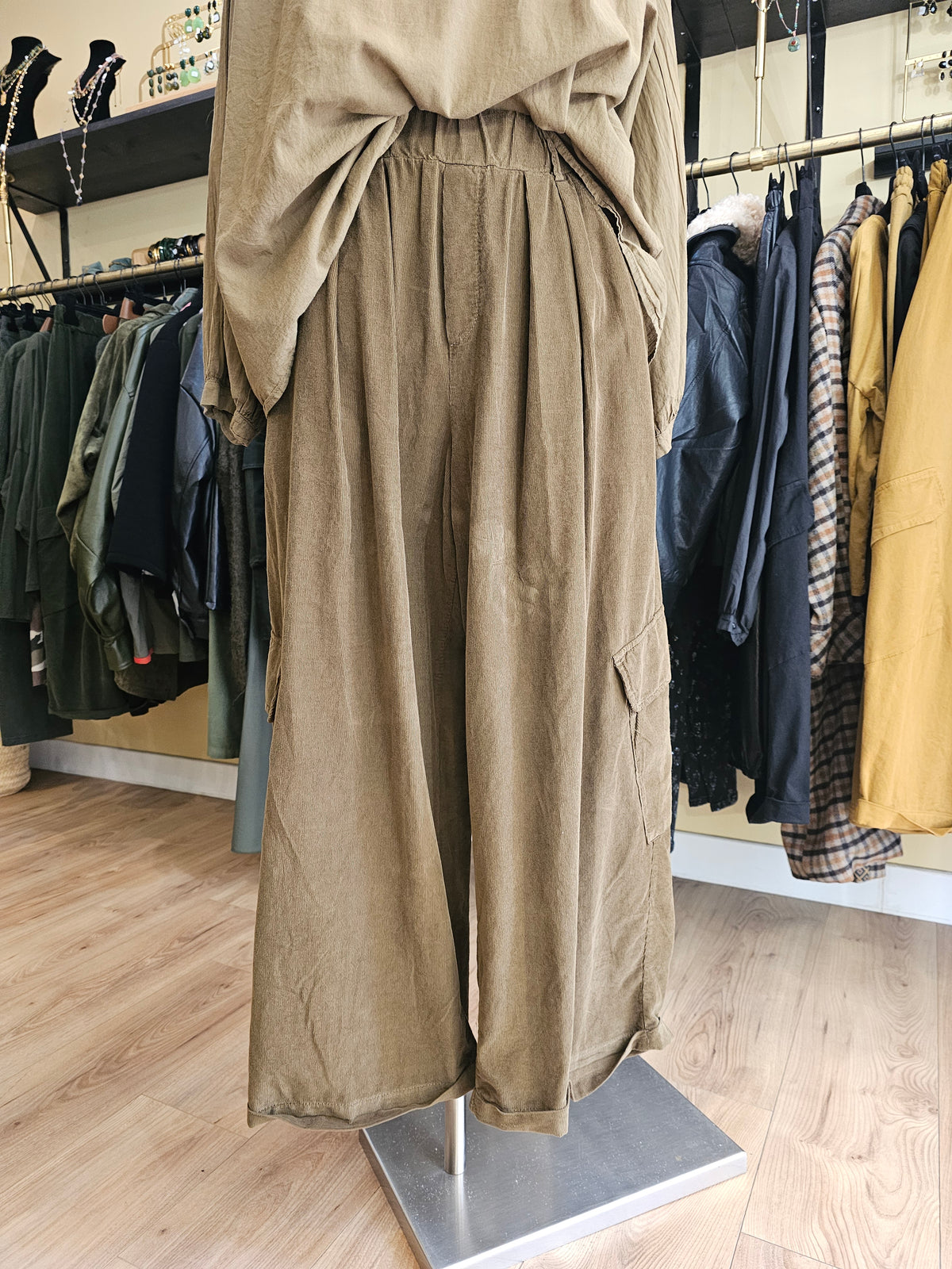 Pantalon cargo en velours milleraies Johanna Paris