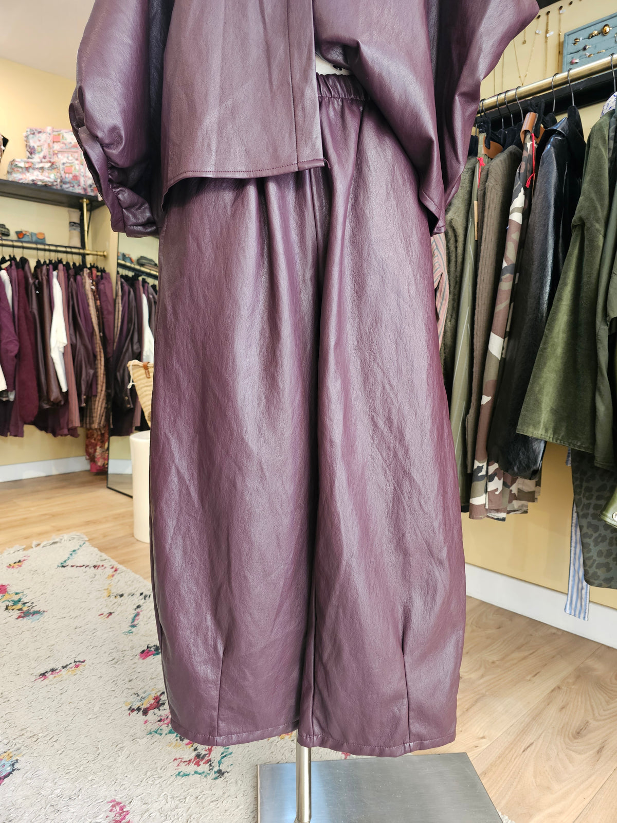 Pantalon barrel en simili prune johanna paris