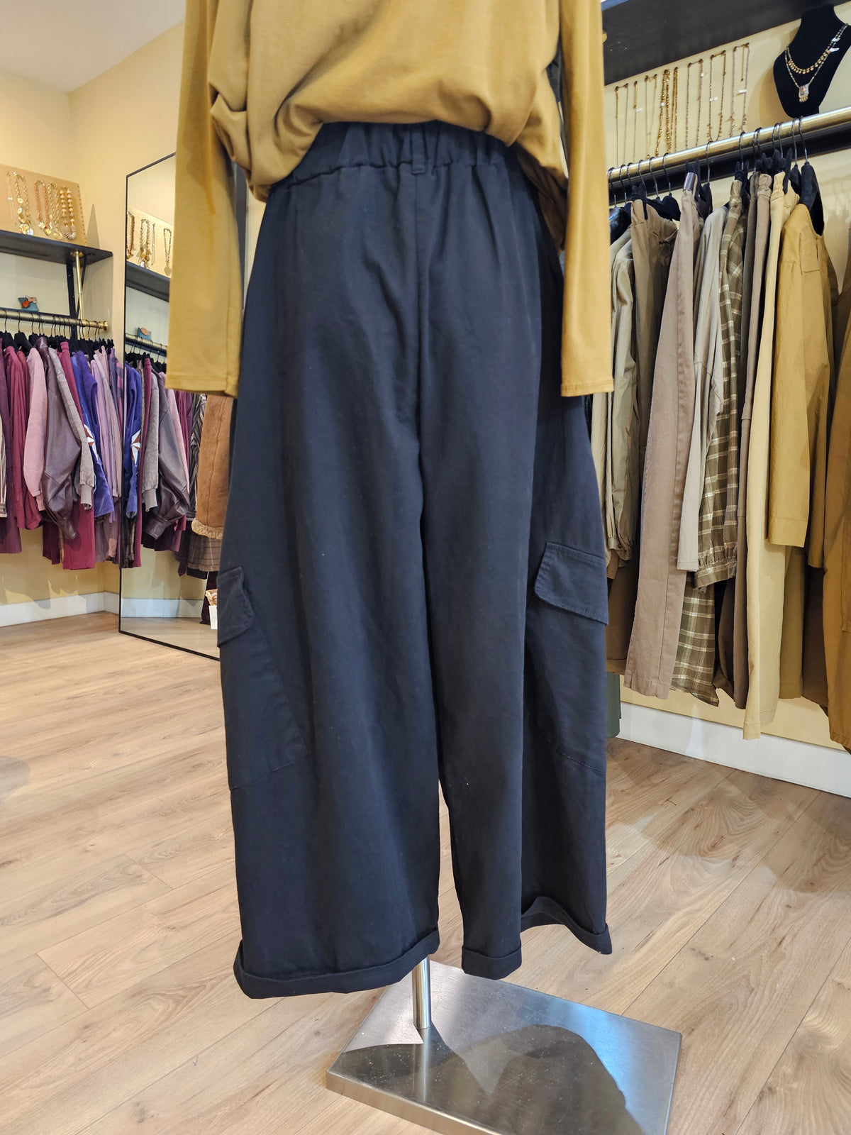 Pantalon magique 2 cargo noir Johanna Paris