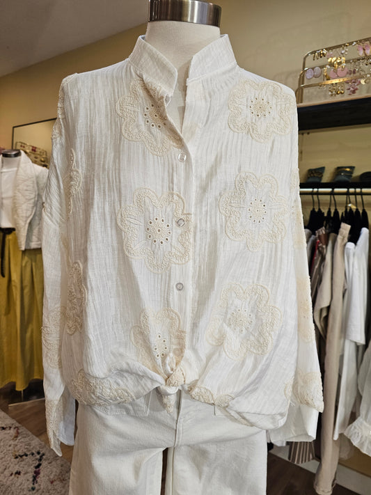 Chemise à fleurs brodées