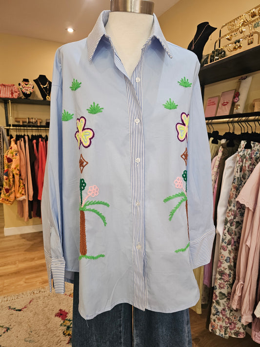 Chemise bleue brodée