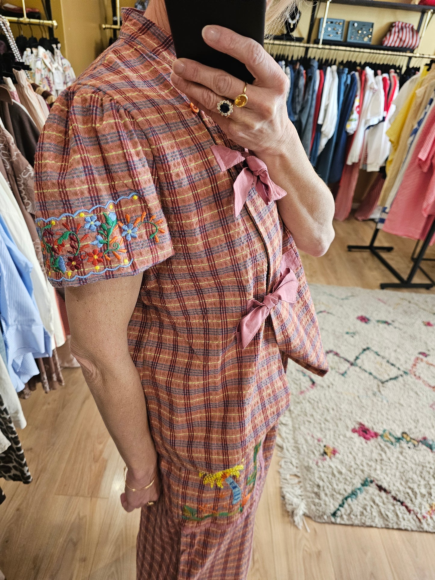 Top brodé à carreaux