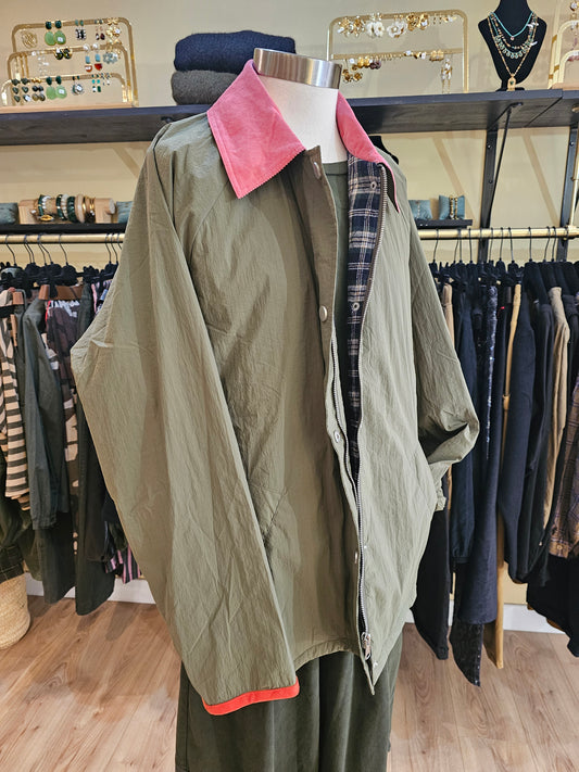 Veste kaki et col rose