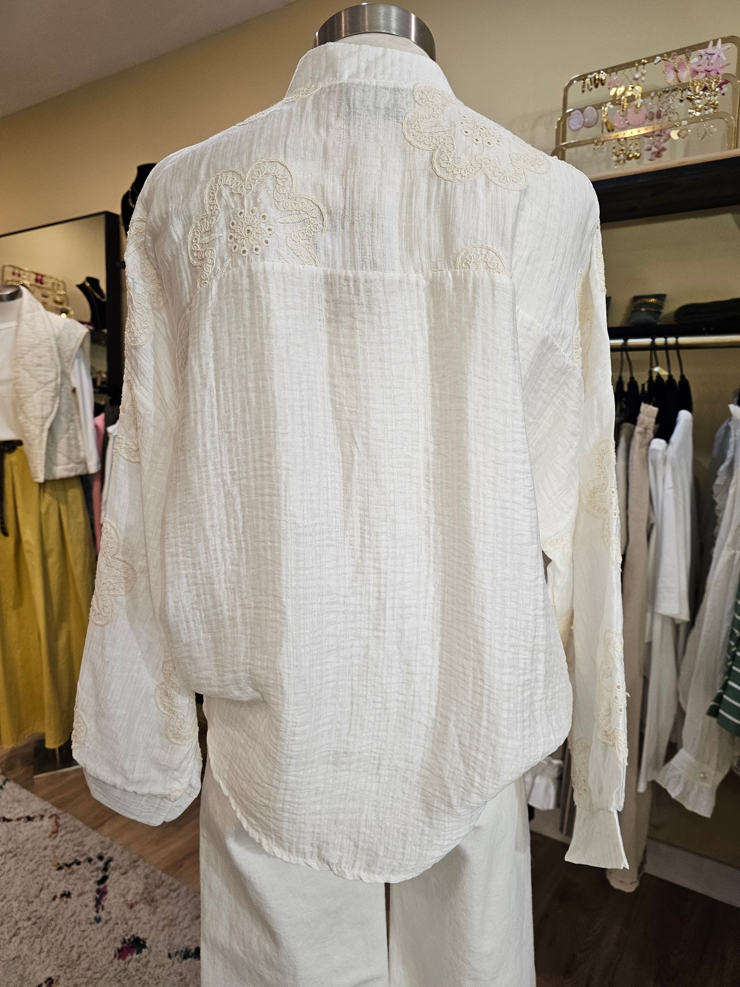 Chemise à fleurs brodées