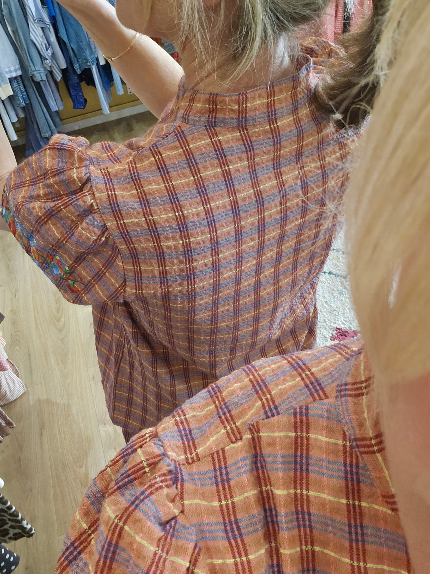 Top brodé à carreaux