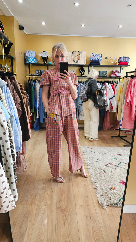 Pantalon brodé à carreaux