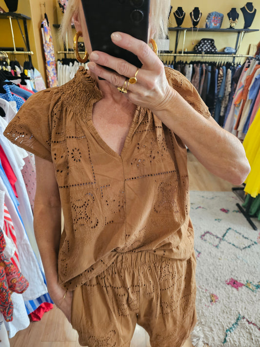 Top camel en broderie anglaise