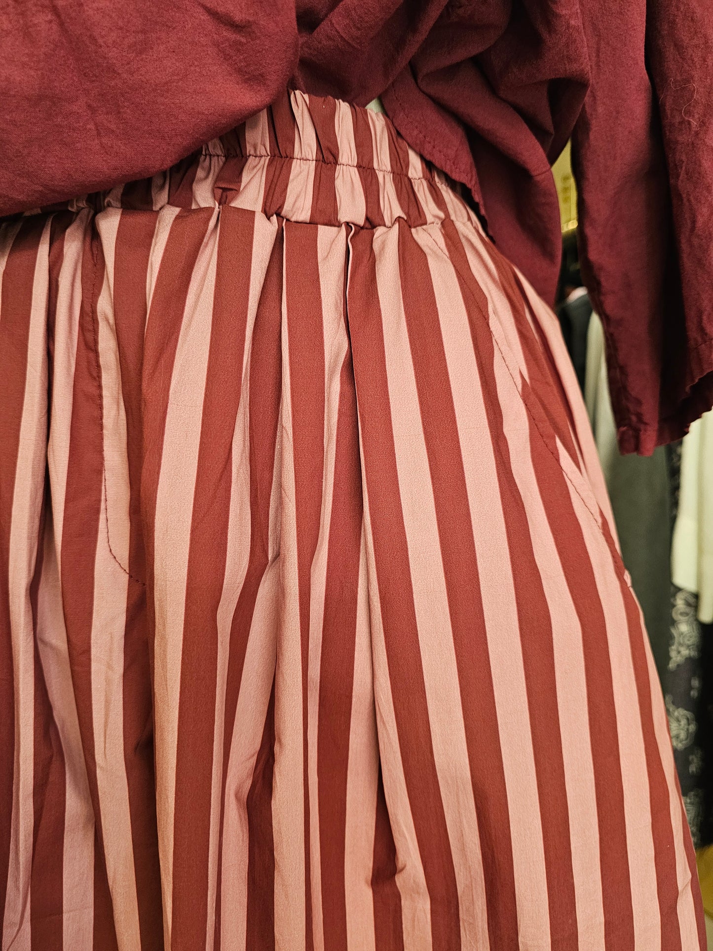 Pantalon rayé prune et rose
