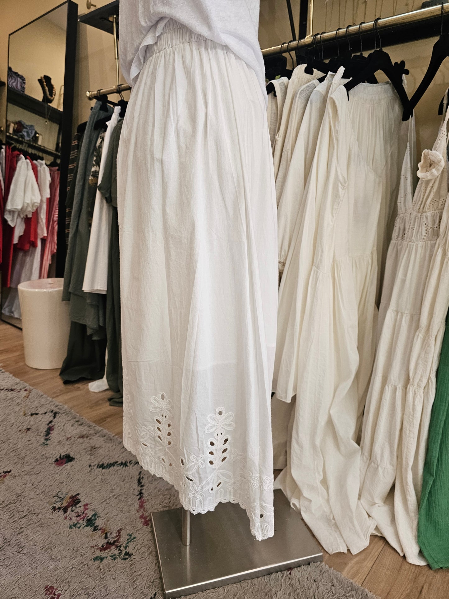 Jupe blanche en broderie anglaise