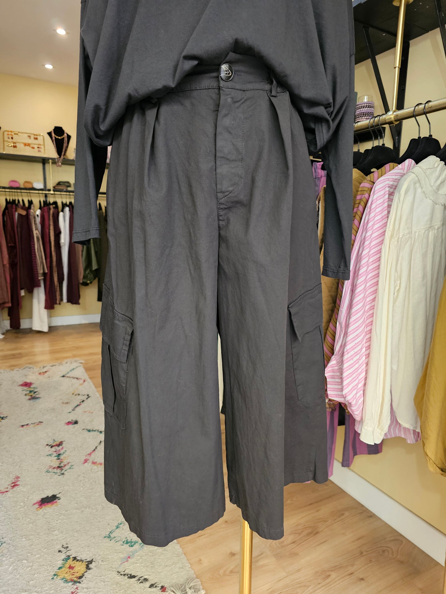 Pantalon cargo court noir johanna paris