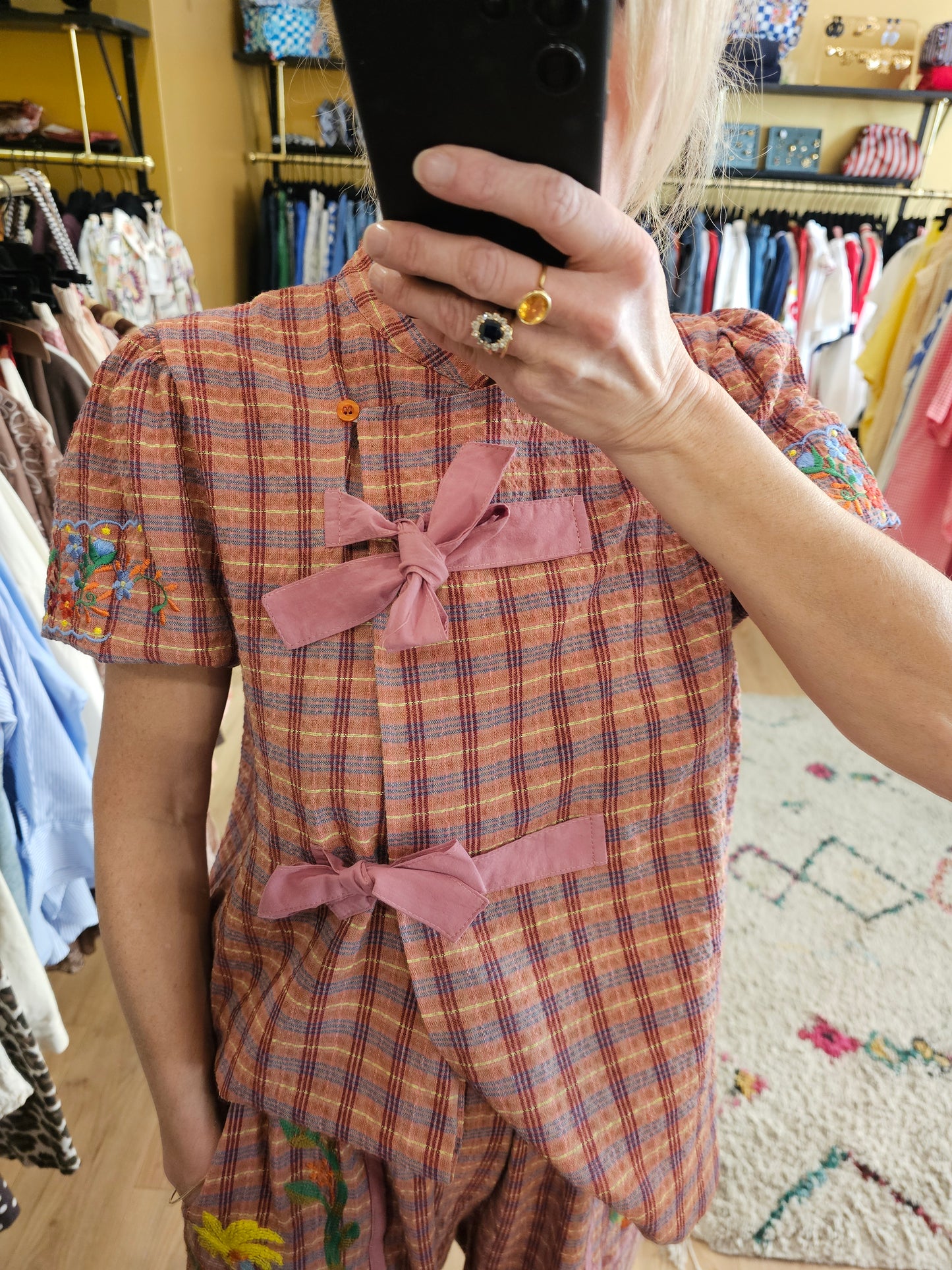 Top brodé à carreaux