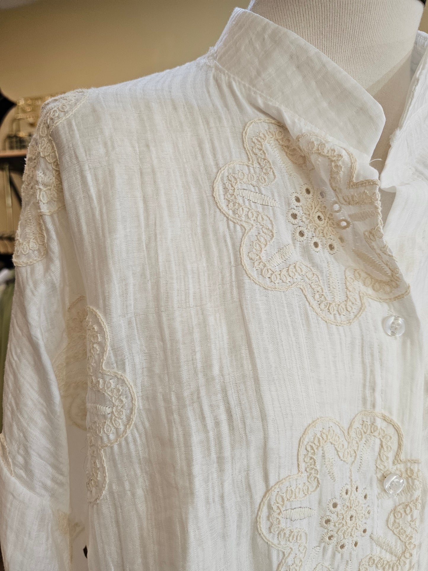 Chemise à fleurs brodées