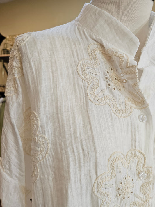 Chemise à fleurs brodées